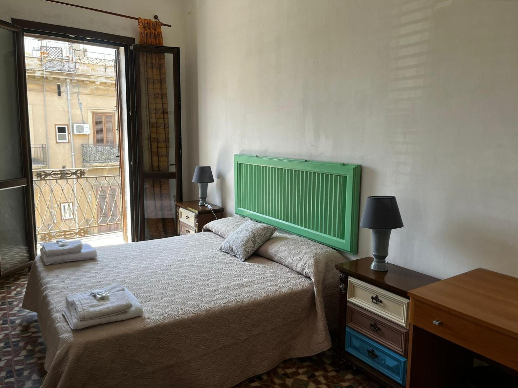 Mille Lire Peppe'S Home, Palermo